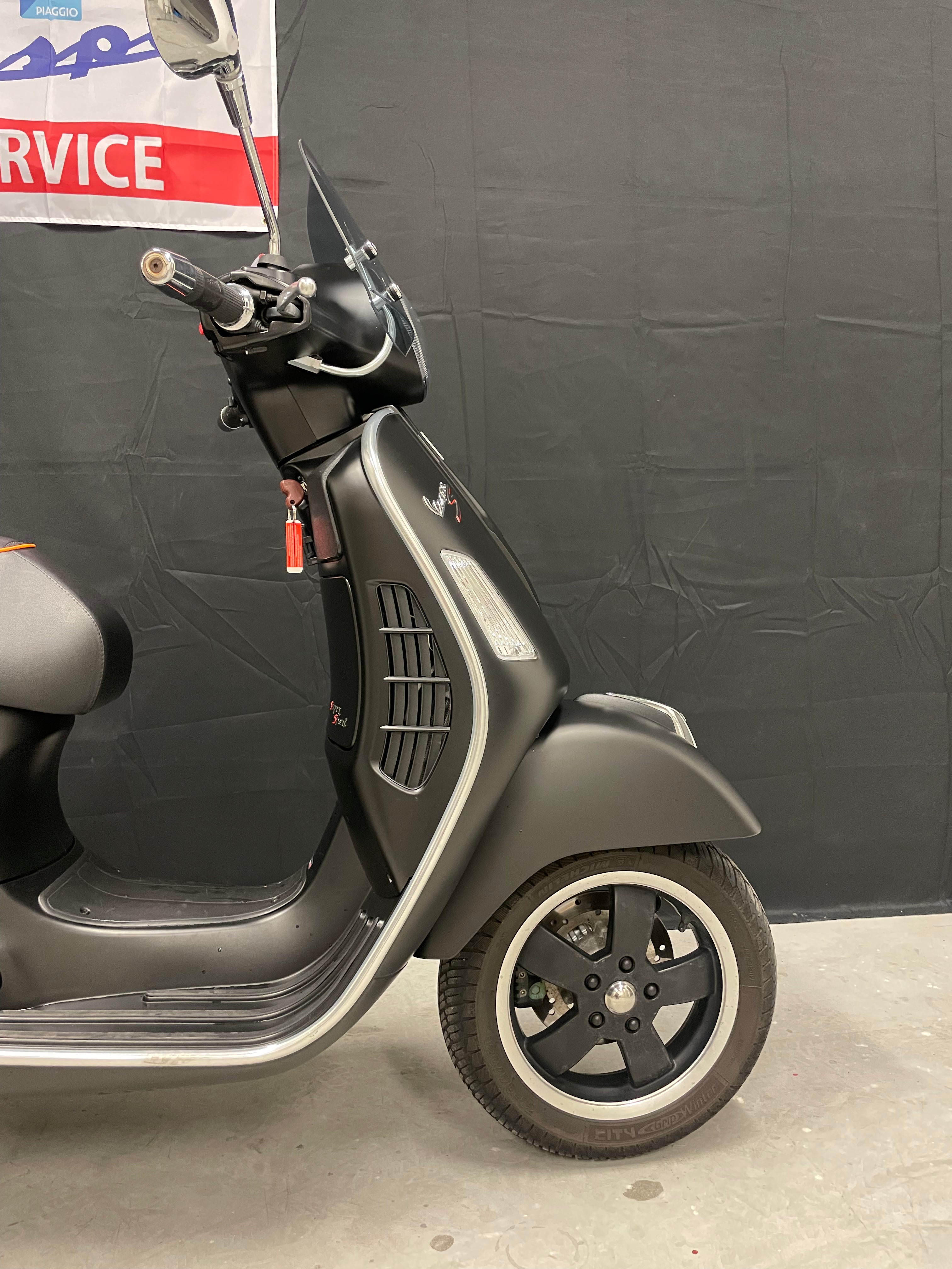 Vespa Gts 300 super sport | Akrapovic | Garantie | Weinig km