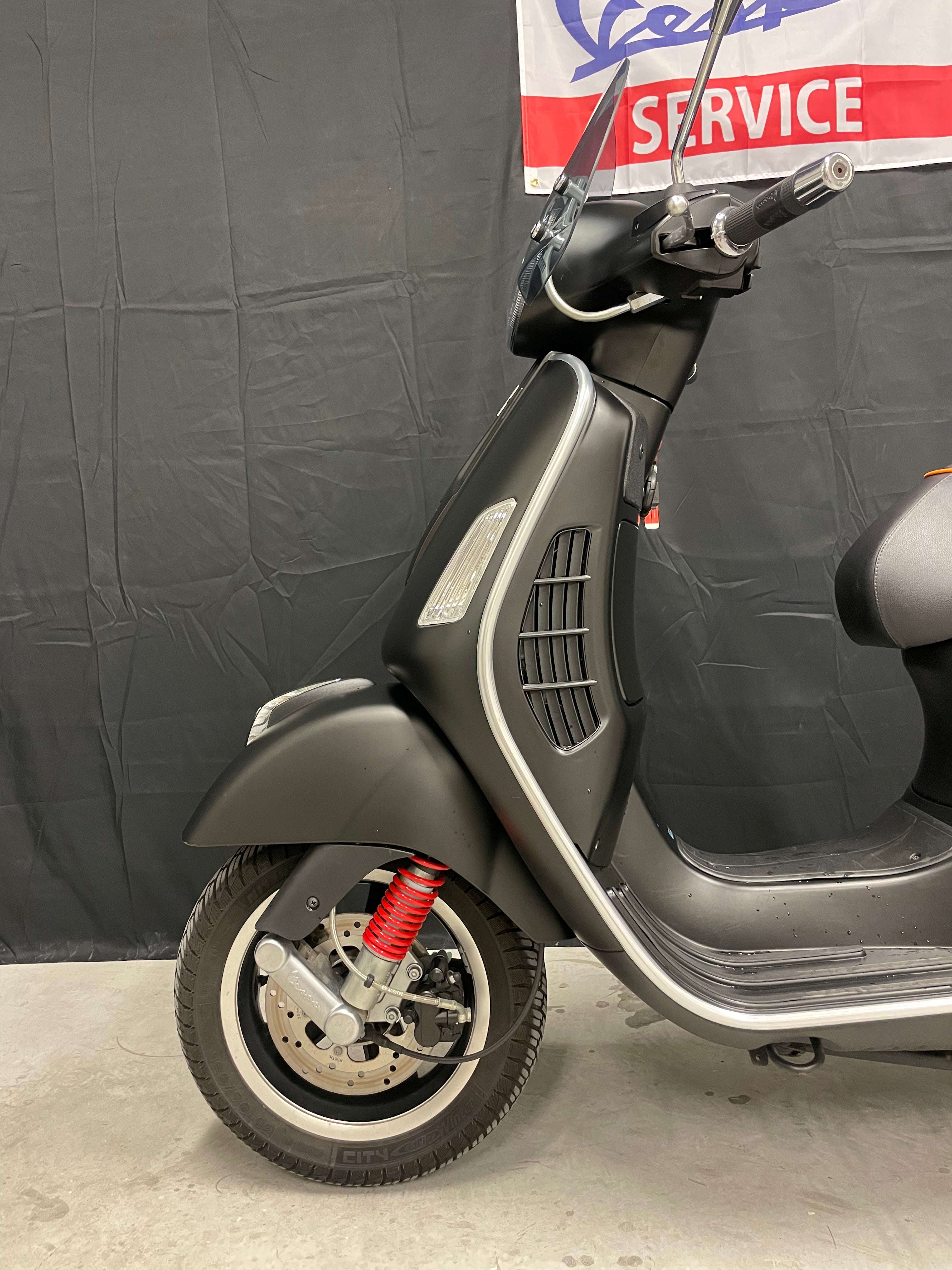 Vespa Gts 300 super sport | Akrapovic | Garantie | Weinig km