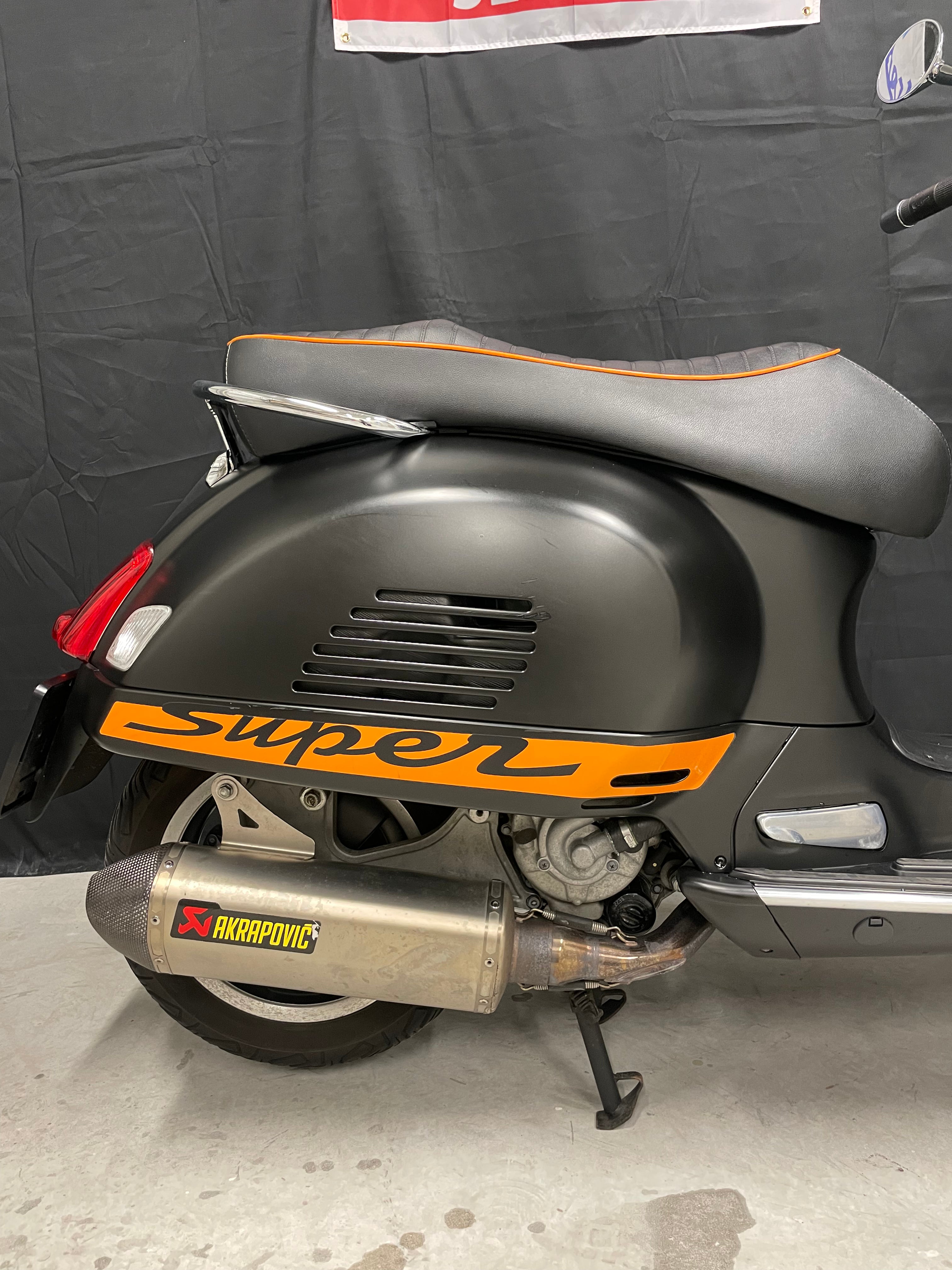 Vespa Gts 300 super sport | Akrapovic | Garantie | Weinig km