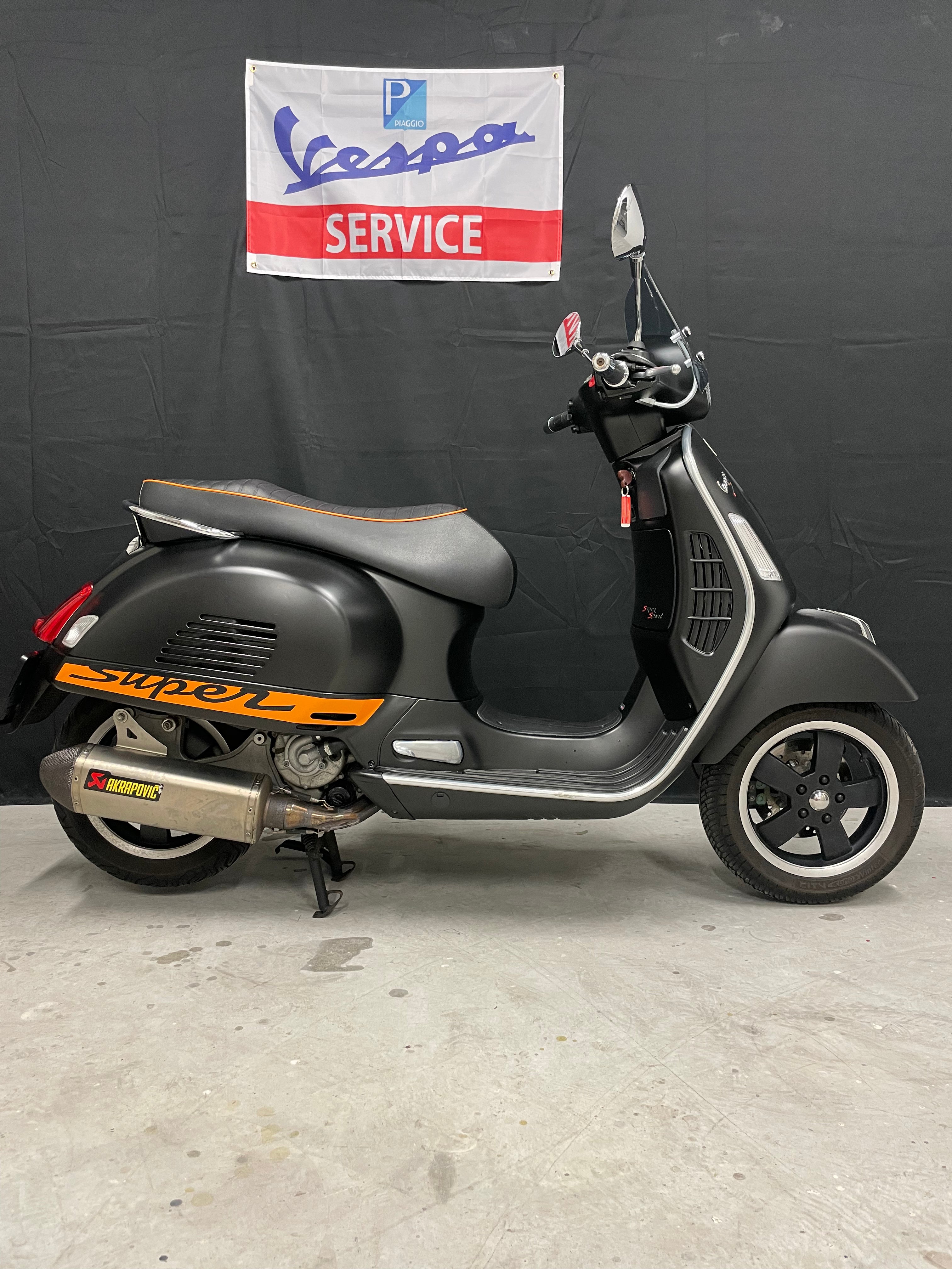 Vespa Gts 300 super sport | Akrapovic | Garantie | Weinig km