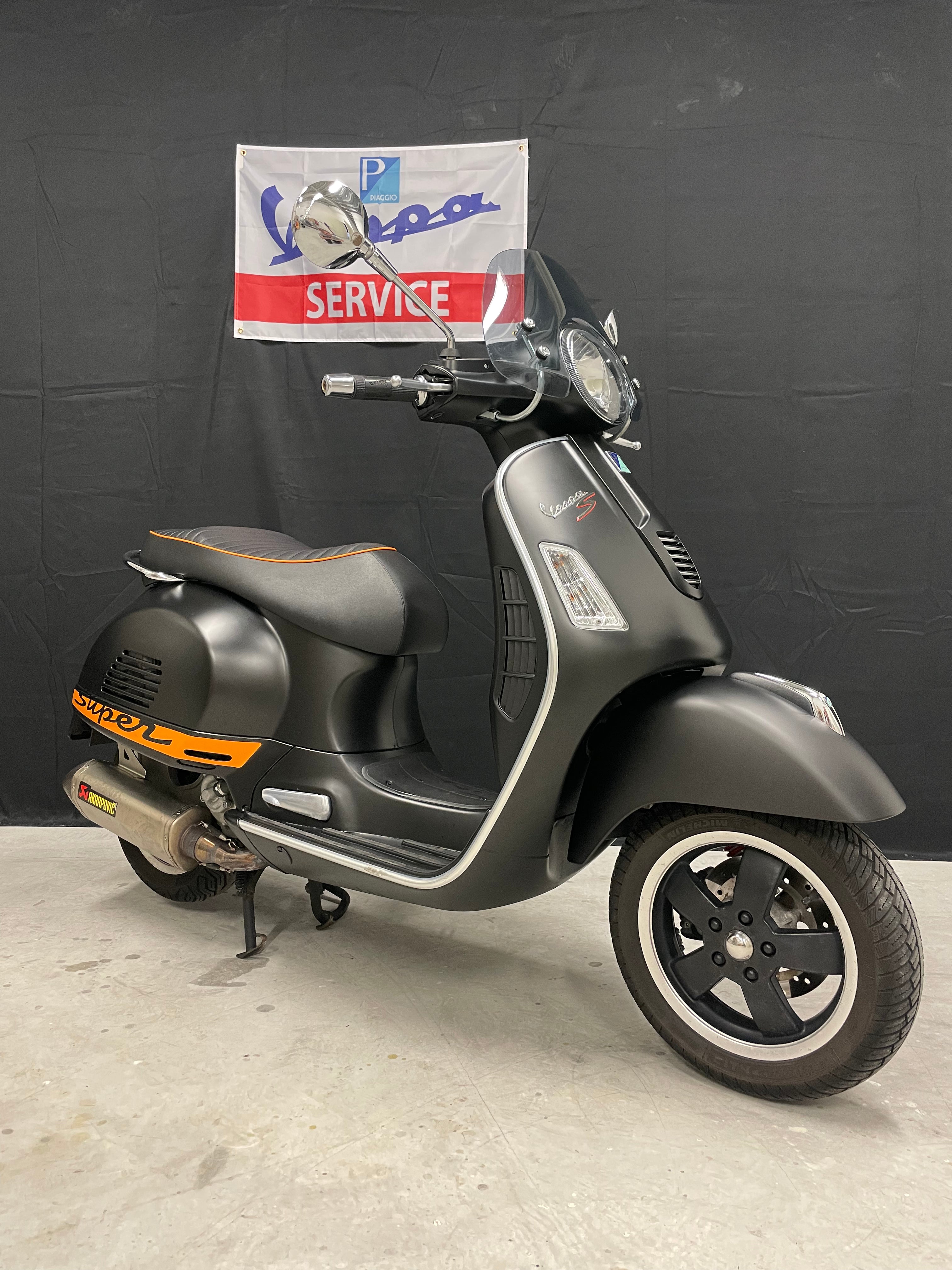 Vespa Gts 300 super sport | Akrapovic | Garantie | Weinig km