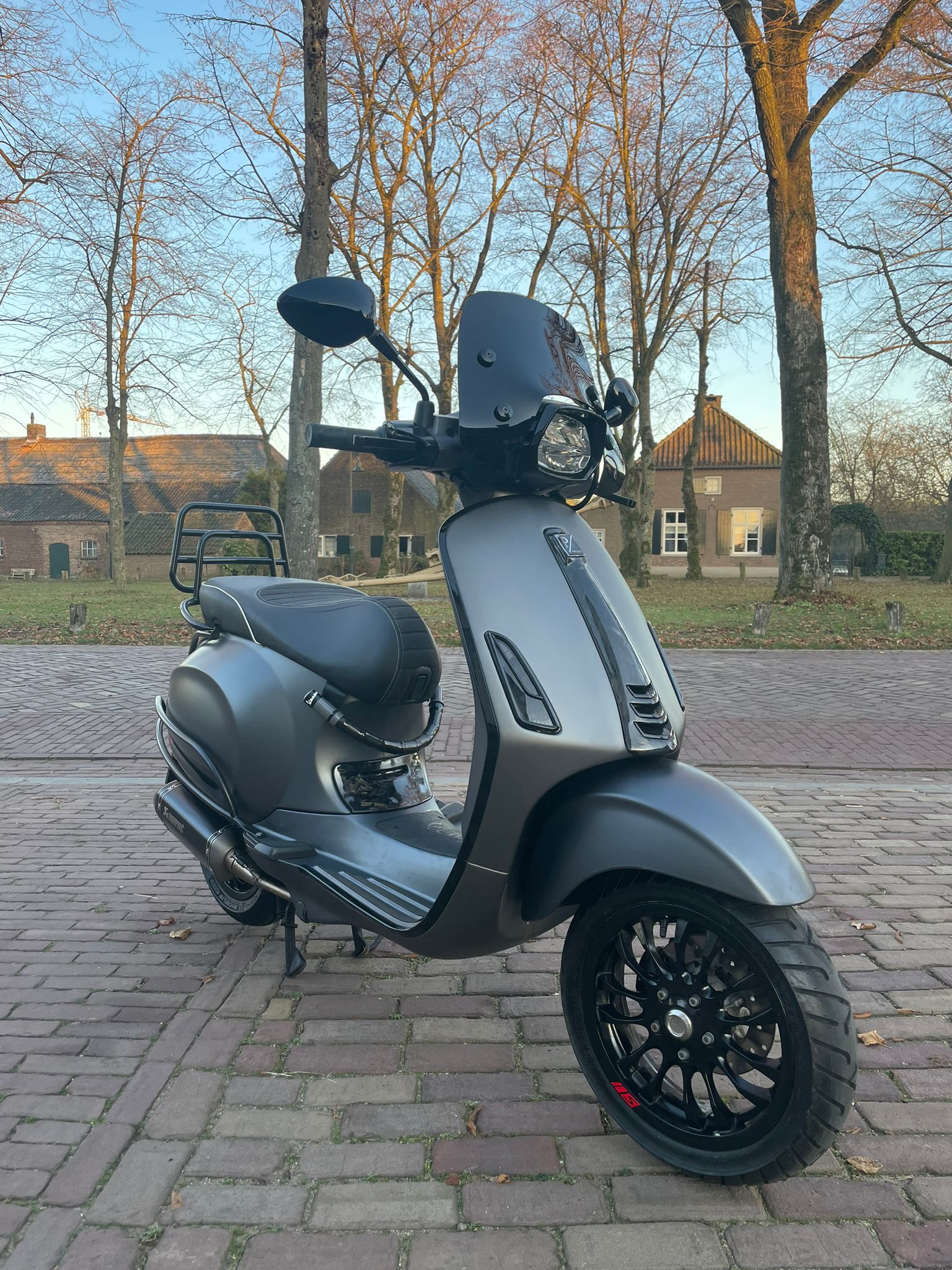 Vespa Sprint brom | 1e eigenaar | AKrapovic | Zelioni | Carbon