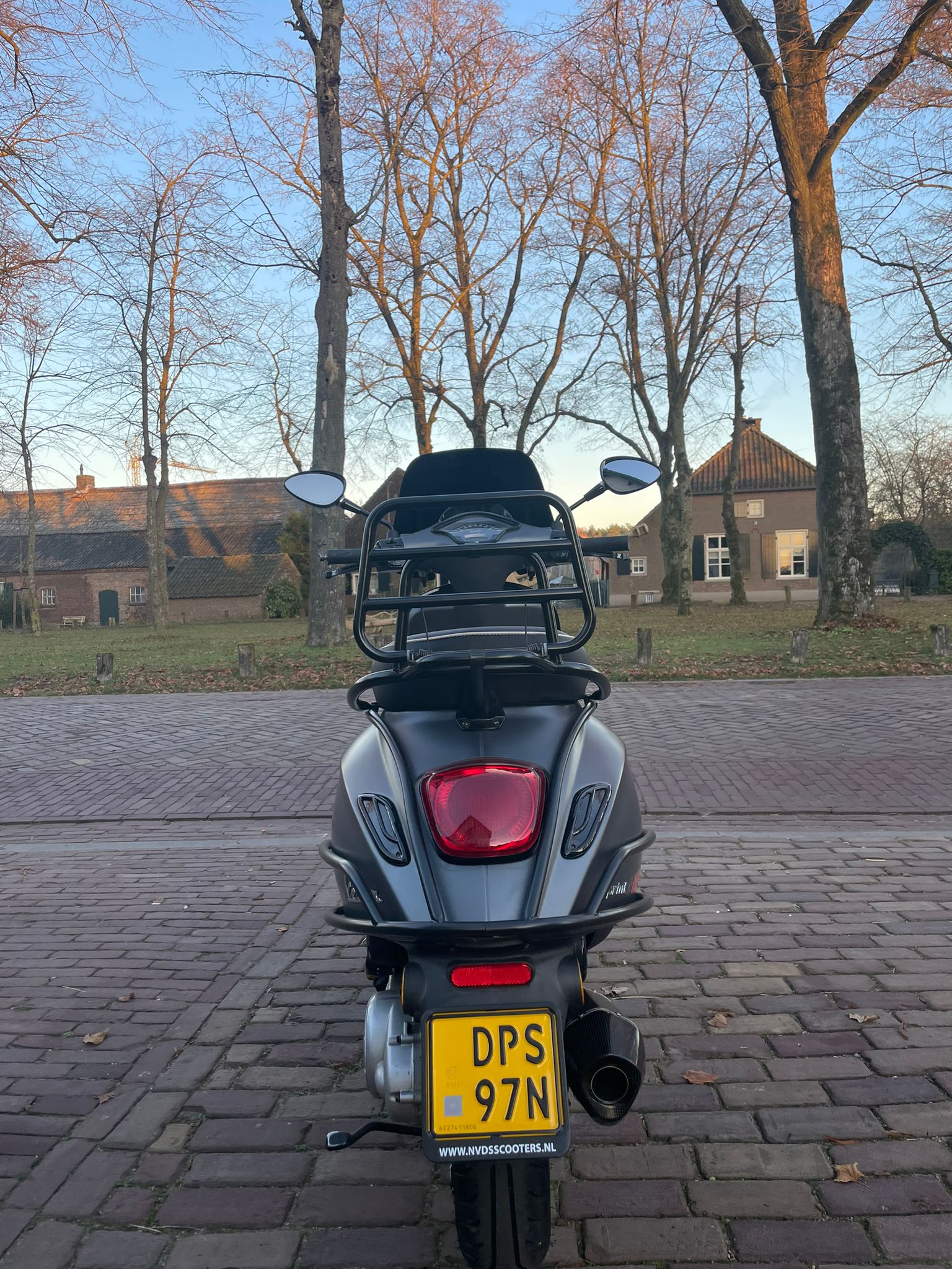 Vespa Sprint brom | 1e eigenaar | AKrapovic | Zelioni | Carbon